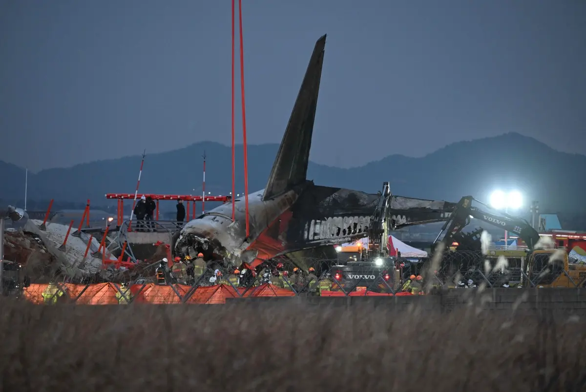 Firefighters and rescue personnel work near the scene where a Jeju Air Boeing 737-800 series aircraft crashed and burst into flames at Muan International Airport | Photo: AFP