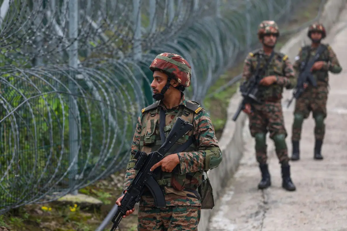 Indian Army jawans patrol along the Line of Control (LoC), ahead of Independence Day, in Jammu and Kashmir, Tuesday, Aug. 12 (Photo: PTI)