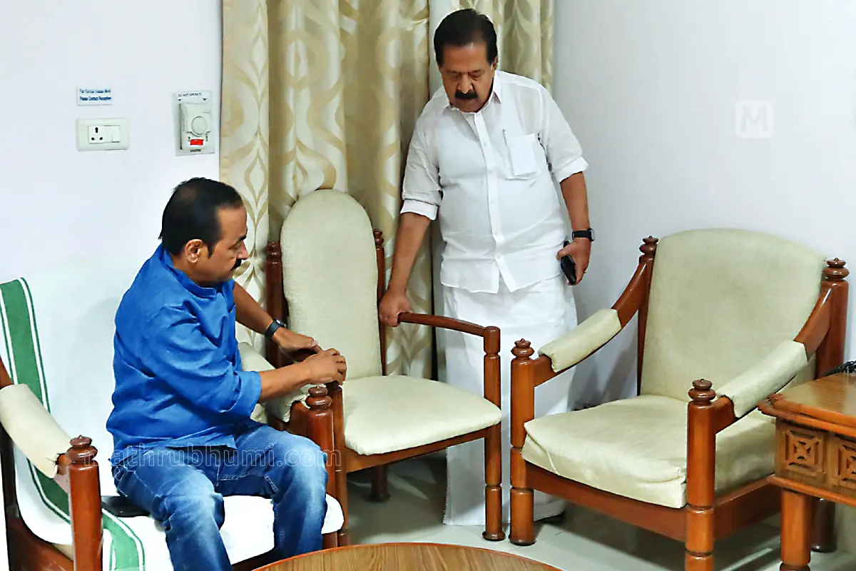 ഡൽഹിയിലെ കേരളഹൗസിൽ സ്ഥാനാർഥിനിർണയ ചർച്ചകൾക്കായി എത്തിയ കോൺഗ്രസ് നേതാക്കൾക്കായി നിരത്തിയ കസേരകൾക്കിടയിൽ കുടുങ്ങിപ്പോയ രമേശ് ചെന്നിത്തലയെ പുറത്തുകടക്കാൻ സഹായിക്കുന്ന പ്രതിപക്ഷനേതാവ് വി.ഡി. സതീശൻ| ഫോട്ടോ: സാബു സ്കറിയാച്ചൻ