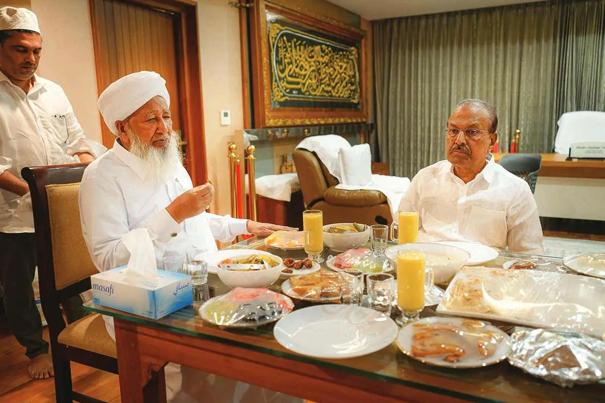 കാന്തപുരം എ.പി. അബൂബക്കർ മുസ്ല്യാർക്കൊപ്പം മുസ്ലിംലീഗ് ദേശീയ ജനറൽ സെക്രട്ടറി പി.കെ. കുഞ്ഞാലിക്കുട്ടി കാരന്തൂർ മർകസിലെ സൗഹൃദ ഇഫ്താറിൽ