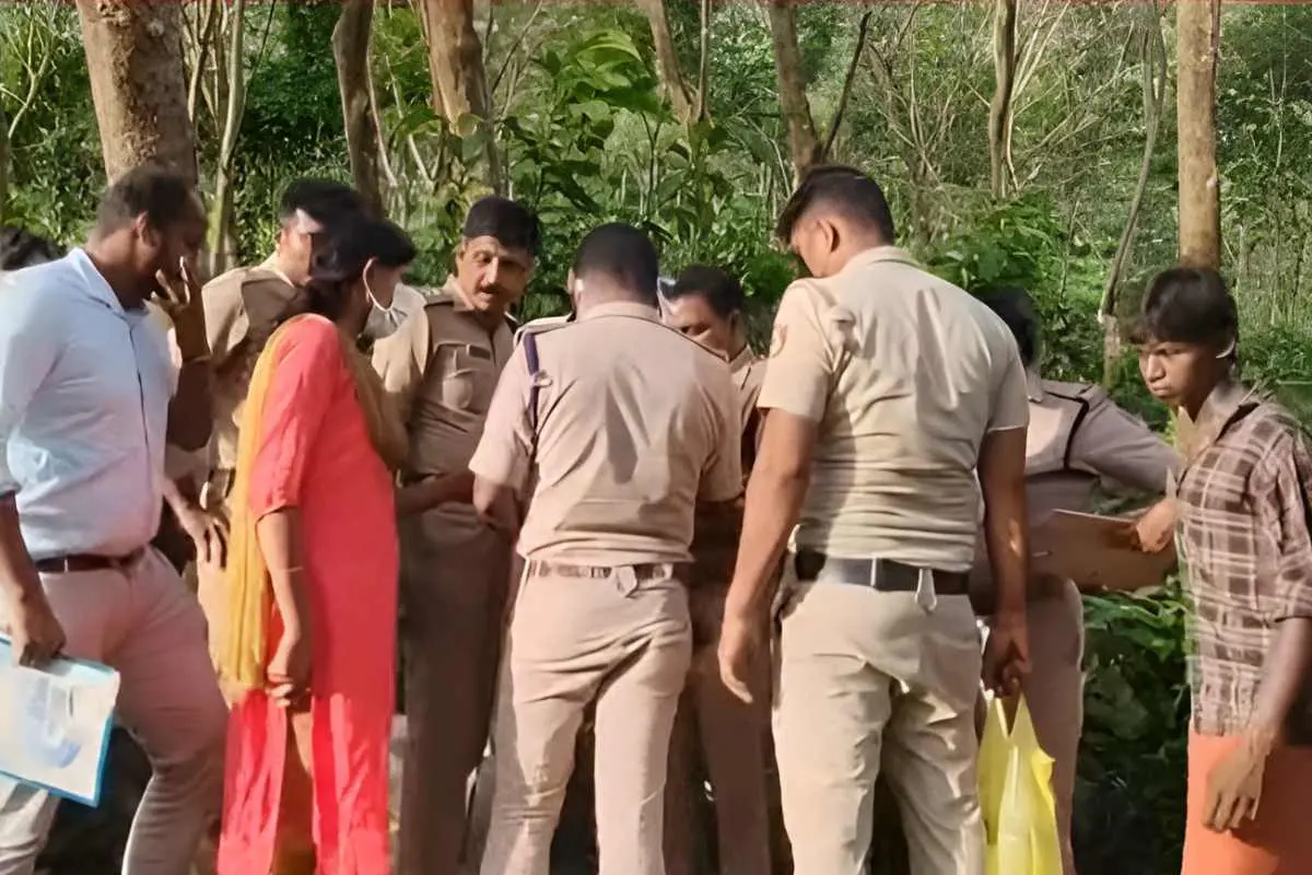 മൃതദേഹം കണ്ടെത്തിയ സ്ഥലത്ത് പോലീസ് പരിശോധന നടത്തുന്നു | File Photo