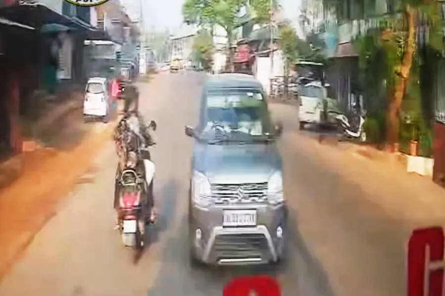 കൊണ്ടോട്ടിയിൽ കാറും ബസും കൂട്ടിയിടിച്ച് മൂന്നു പേർക്ക് ദാരുണാന്ത്യം