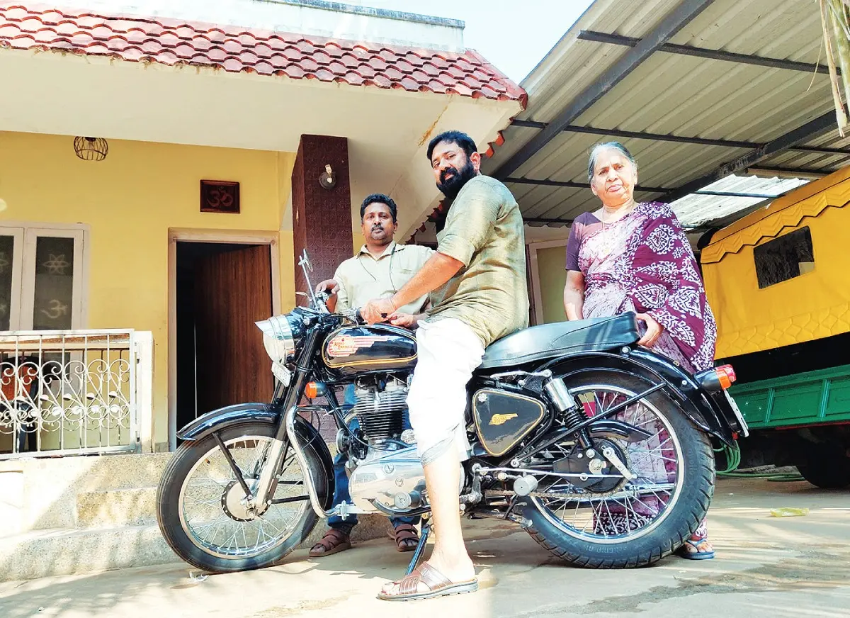 തിരിച്ചെത്തിച്ച ബുള്ളറ്റിലിരിക്കുന്ന സായി കിരൺ. സമീപം സഹോദരൻ സായി കൃഷ്ണനും അമ്മ ചന്ദ്രികയും