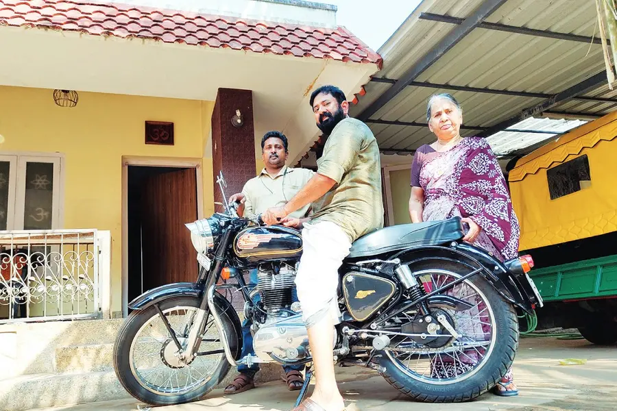 അച്ഛന്റെ ഓർമ്മ; പ്രിയപ്പെട്ട ബുള്ളറ്റ് തിരിച്ചെത്തി 40 വർഷത്തിനു ശേഷം