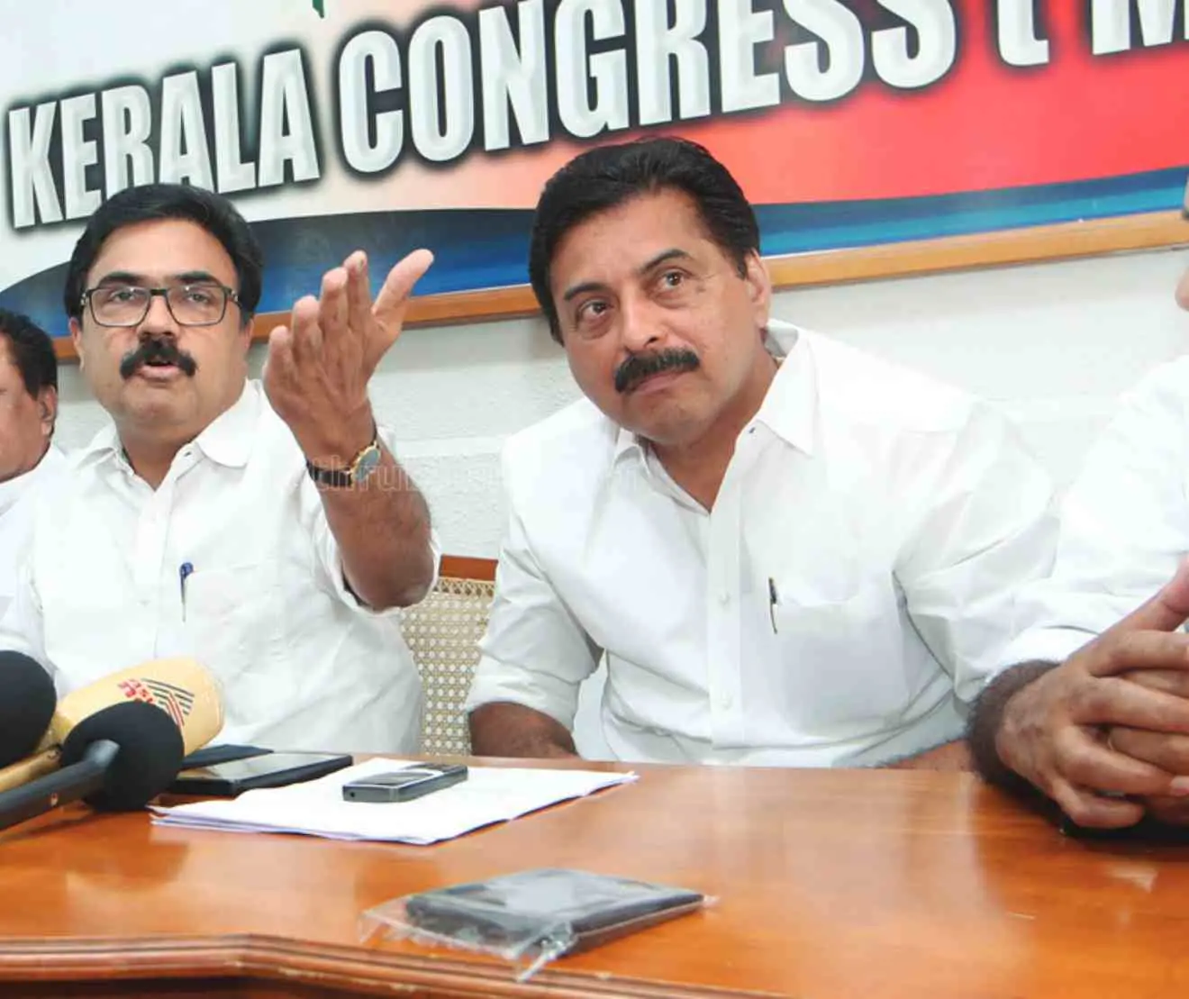 ജോസ് കെ.മാണിയും റോഷി അഗസ്റ്റിനും |ഫോട്ടോ:മാതൃഭൂമി