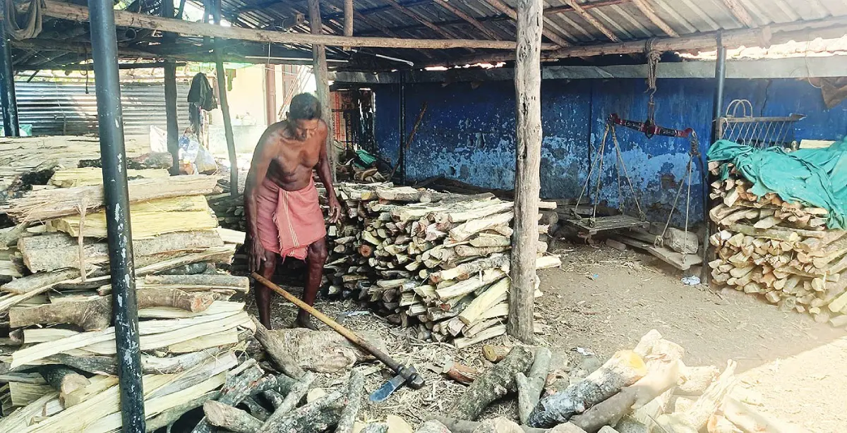 ചിറ്റിലഞ്ചേരി പള്ളിക്കാട്ടിലെ വിറകു കച്ചവടകേന്ദ്രത്തിൽ വിറക് വെട്ടിപ്പൊളിക്കുന്ന തൊഴിലാളി