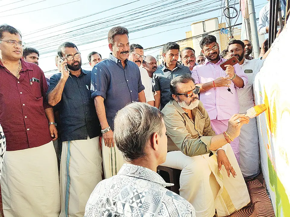 ഒറ്റപ്പാലത്ത് എൻ.ഡി.എ. തിരഞ്ഞെടുപ്പ് പ്രചാരണത്തിന്റെ ഭാഗമായി പാലക്കാട്-കുളപ്പുള്ളി പാതയോരത്ത് സെൻഗുപ്താ റോഡിന് എതിർവശത്തുള്ള ചുമരിൽ എഴുതുന്ന കേന്ദ്രമന്ത്രി സുരേഷ് ഗോപി. സ്ഥാനാർഥിയാകാനിടയുള്ള മേജർ രവി സമീപം. ഷൊർണൂർ മണ്ഡലത്തിലെ ചുവരെഴുത്തും പൊതുവാൾ ജങ്‌ഷനു സമീപം എൻ.ഡി.എ. തിരഞ്ഞെടുപ്പ് കമ്മിറ്റി ഓഫീസിന് മുൻപിലെ മതിലിലെഴുതി കേന്ദ്രമന്ത്രി ഉദ്ഘാടനംചെയ്തു