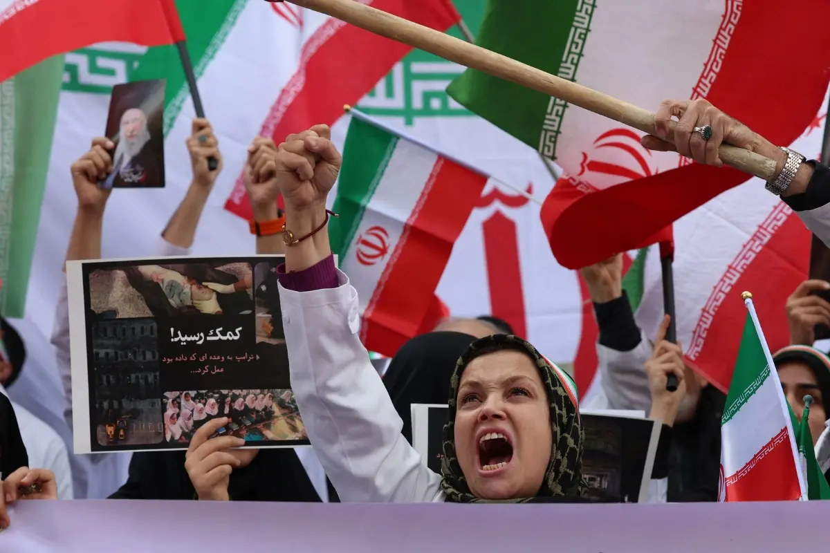 Protesters gather with Iranian national flags.| Photo: AFP