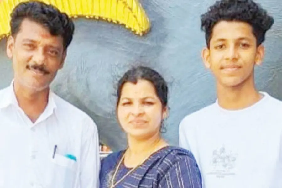 വേണുഗോപാലനും ഭാര്യ സ്മിതയും മകൻ ശിവനന്ദനും