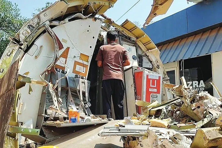 കരിപ്പൂരിൽ അപകടത്തിൽപ്പെട്ട വിമാനം ഇനി ഓർമ; എയർ ഇന്ത്യ എക്സ്പ്രസ് വിമാനം പൊളിക്കാൻ തുടങ്ങി