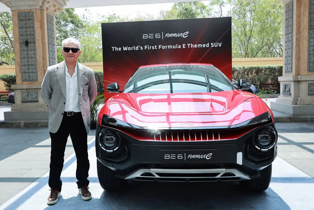 അജിത് കുമാർ മഹീന്ദ്ര ബി.ഇ. 6 ഫോർമുല കാറിനൊപ്പം | Photo: www.instagram.com/mahindraelectricsuvs/
