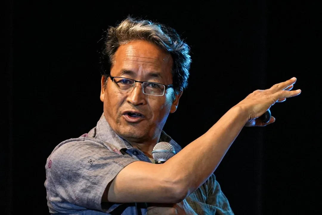 सोनम वांगचुक लद्दाख आंदोलन में लोगों को संबोधित करते हुए, संवैधानिक सुरक्षा की मांग