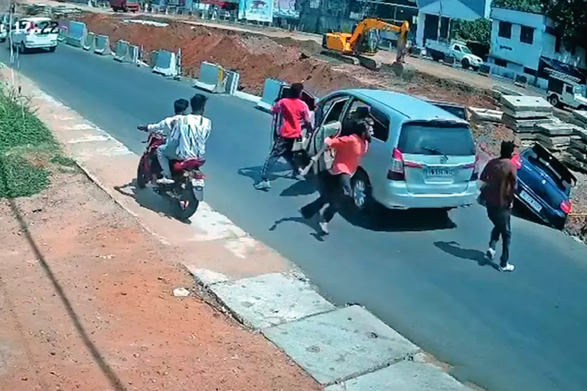 അതുലിന്റെ വാഹനം ഇടിച്ചിട്ടശേഷം ആയുധങ്ങളുമായി പാഞ്ഞടുക്കുന്ന അക്രമികൾ.