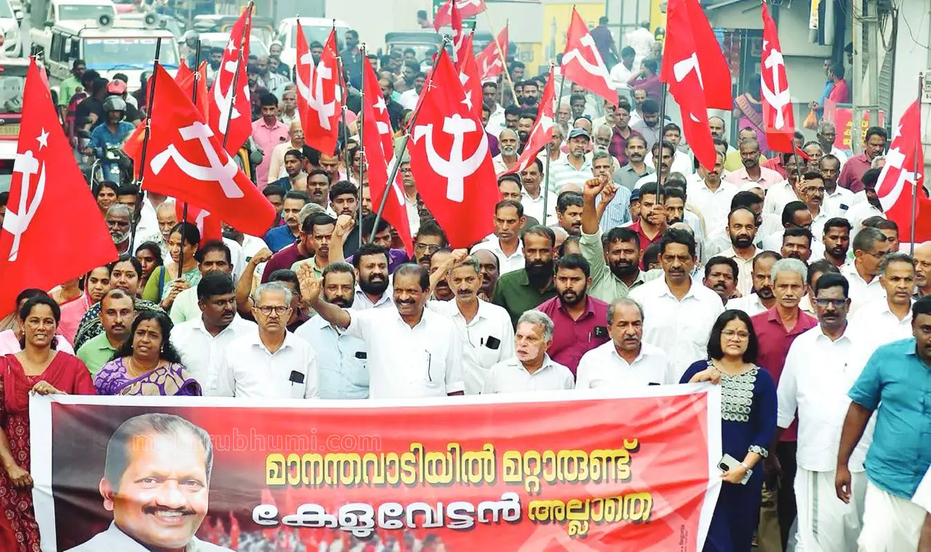 മാനന്തവാടി മണ്ഡലം എല്ഡിഎഫ് സ്ഥാനാര്ഥി മന്ത്രി ഒ.ആര് കേളുവുമായി പ്രവര്ത്തകര് മാനന്തവാടിയില് നടത്തിയ റോഡ് ഷോയില് നിന്ന് | Photo: Mathrubhumi