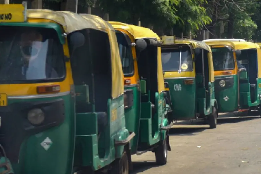 CNG ലഭ്യത കുറഞ്ഞു, ഫില്ലിങ് സ്റ്റേഷന് പുറത്ത് റിക്ഷകളുടെ നീണ്ട നിര, മുംബൈയിൽ പ്രതിസന്ധി