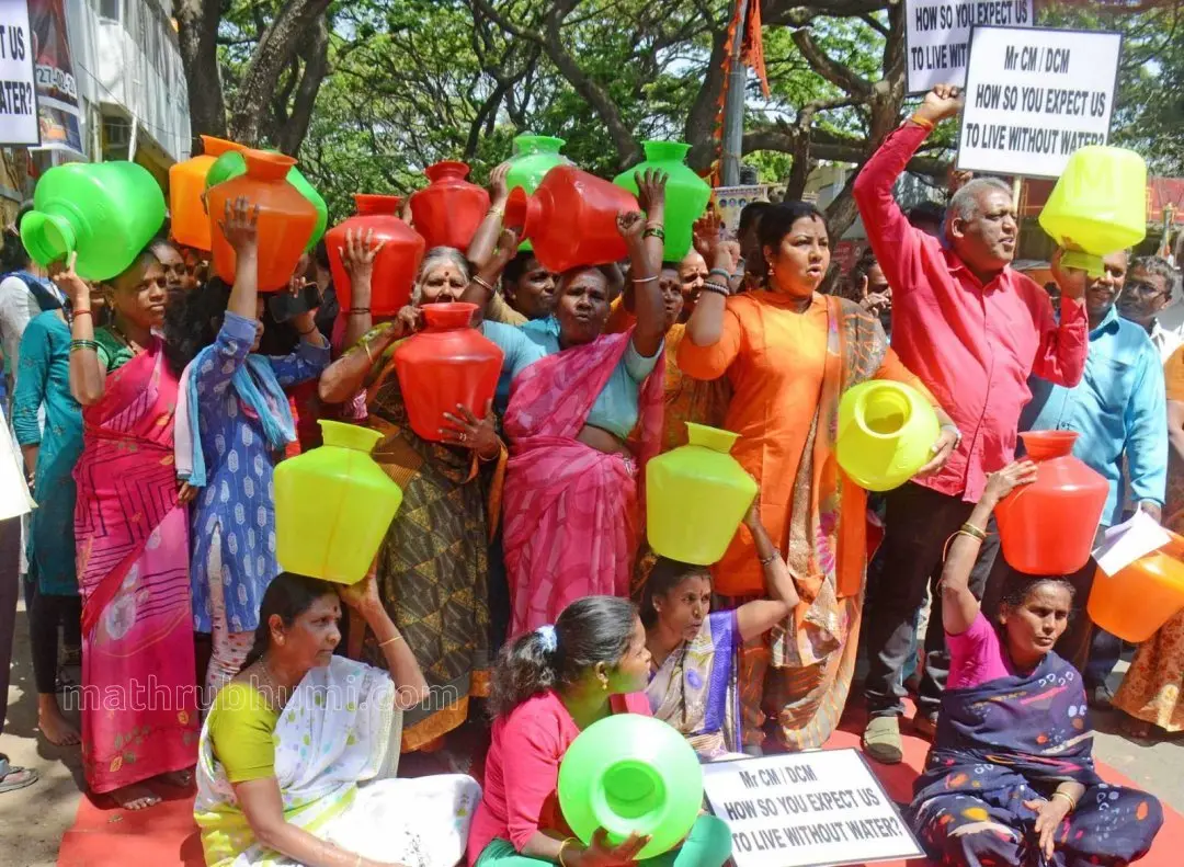 ബെംഗളൂരുവിൽ വെള്ളത്തിനായി സമരം നടത്തുന്നവർ