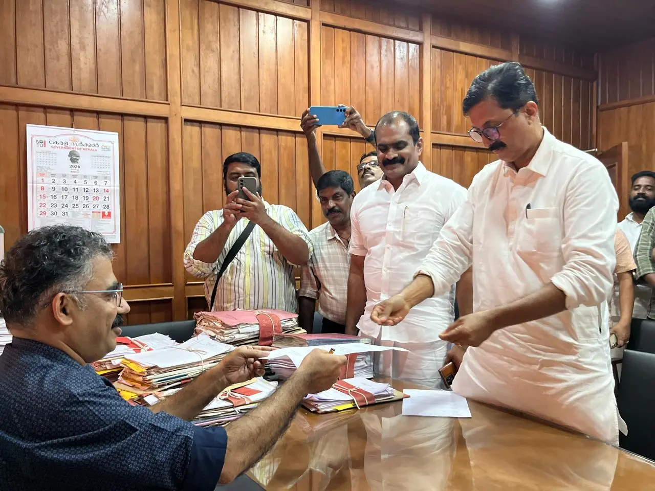ചാലക്കുടിയിൽ എൽഡിഎഫ് സ്ഥാനാർഥിയാകാൻ കോൺഗ്രസ് കൗൺസിലർ ബിജു ചിറയത്ത് മുൻസിപ്പൽ സെക്രട്ടറിക്ക് രാജി കത്തുനൽകുന്നു