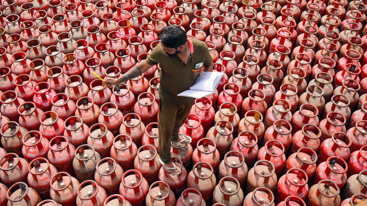 No LPG shortage: IndianOil reassures supply, urges users to ‘avoid panic bookings’