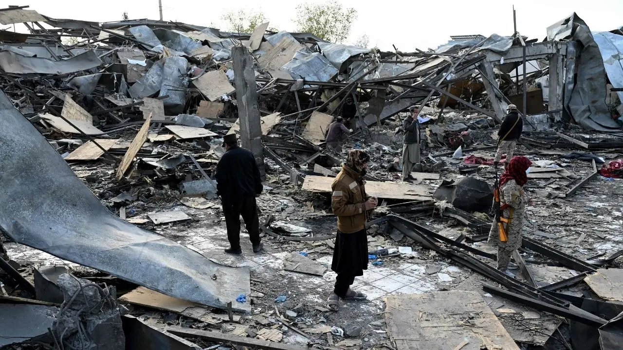 വ്യോമാക്രമണത്തിൽ തകർന്ന കെട്ടിടം | Photo: AFP