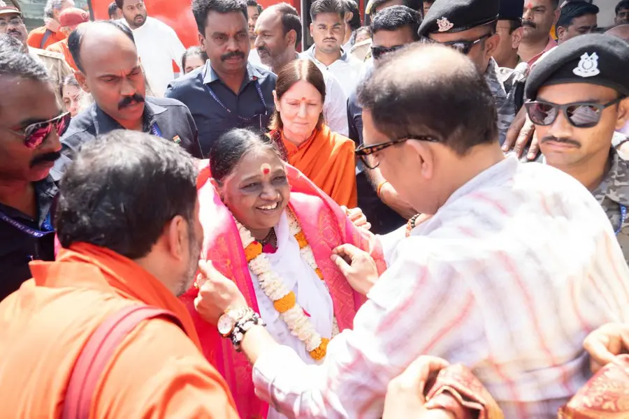 മാതാ അമൃതാനന്ദമയിയ്ക്ക് അയോധ്യയിൽ ഭക്തിനിർഭരമായ സ്വീകരണം