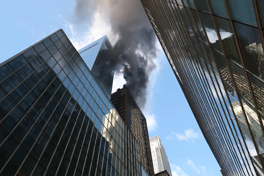 Huge blaze hits Manhattan skyscraper: St Patrick’s Day parade disrupted | VIDEO
