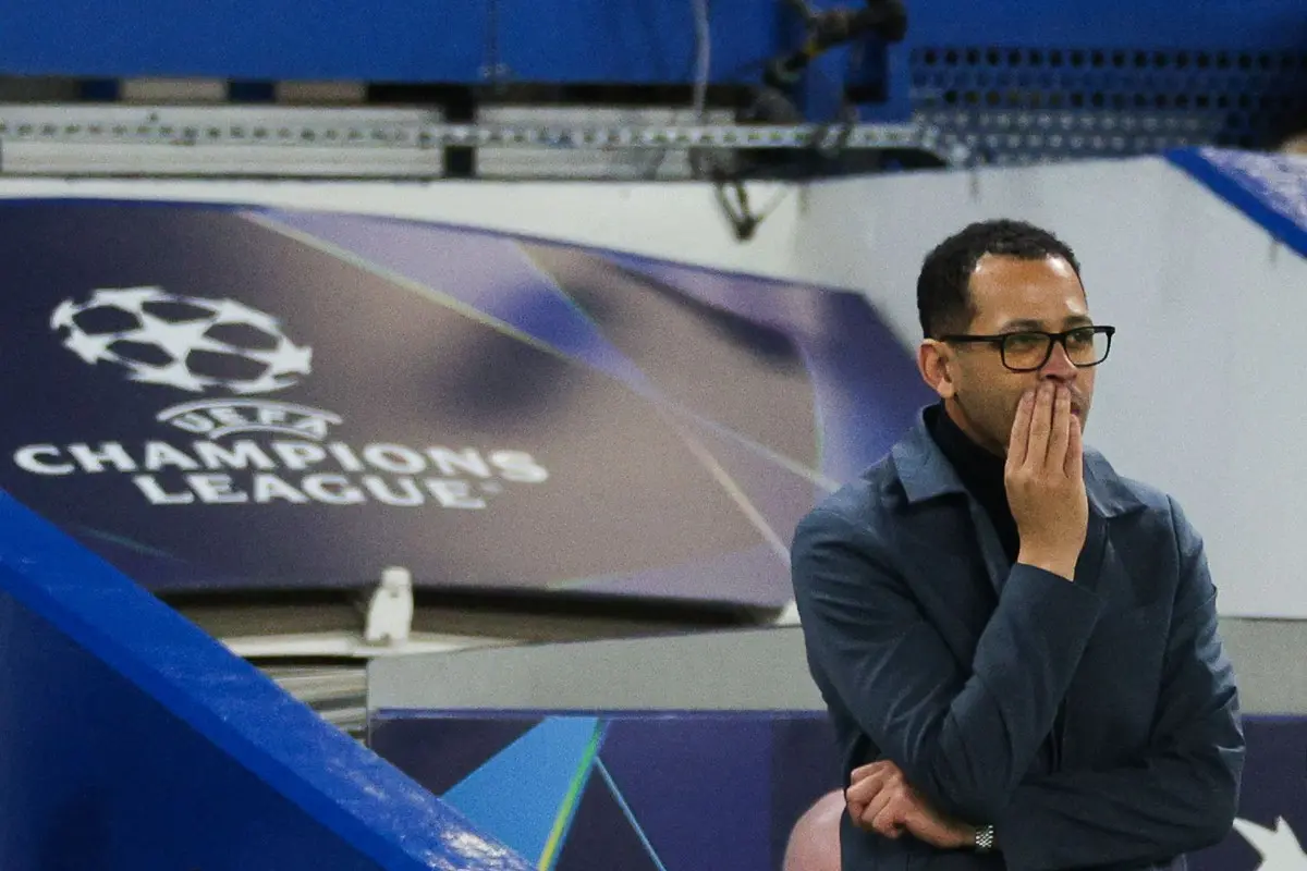 Chelsea's English head coach Liam Rosenior looks on during the UEFA Champions League round of 16 second leg football match between Chelsea FC and Paris Saint-Germain (PSG) at Stamford Bridge, west London. | Photo: AFP