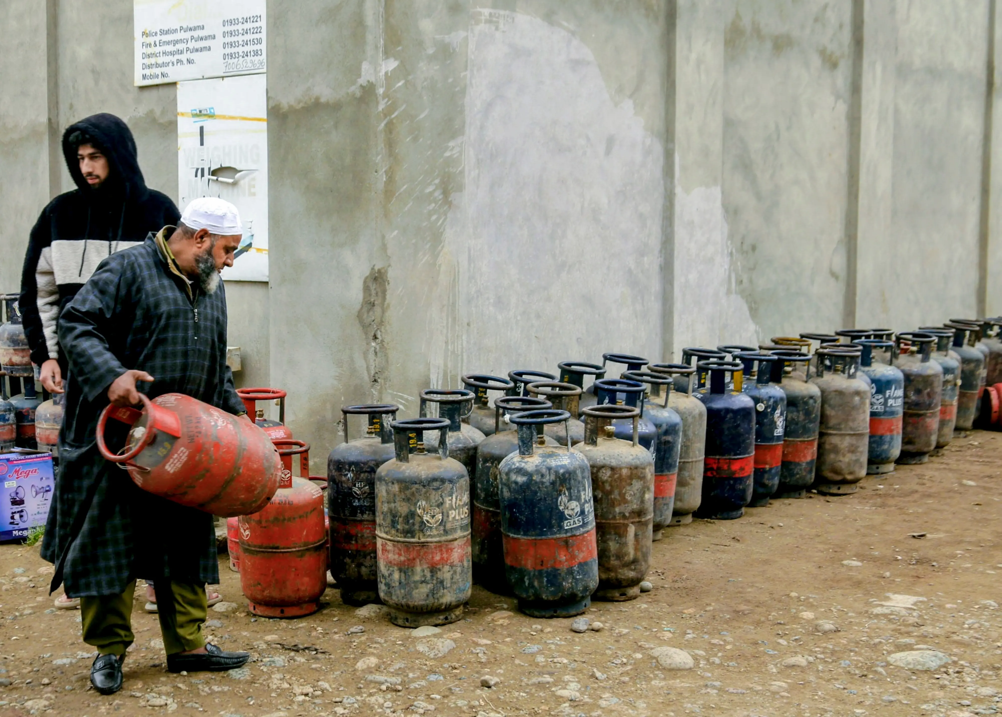 People carry LPG cooking gas cylinders | Photo: PTI