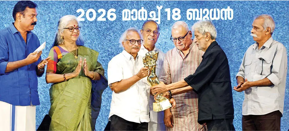കോഴിക്കോട്ട് നടന്ന ചടങ്ങിൽ മാതൃഭൂമി സാഹിത്യപുരസ്കാരം മേതിൽ രാധാകൃഷ്ണന് എം. മുകുന്ദൻ സമർപ്പിക്കുന്നു. സുഭാഷ് ചന്ദ്രൻ, എസ്. ശാരദക്കുട്ടി, മാതൃഭൂമി ചെയർമാനും മാനേജിങ് എഡിറ്ററുമായ പി.വി. ചന്ദ്രൻ, മാനേജിങ് ഡയറക്ടർ എം.വി. ശ്രേയാംസ് കുമാർ, കല്പറ്റ നാരായണൻ എന്നിവർ സമീപം