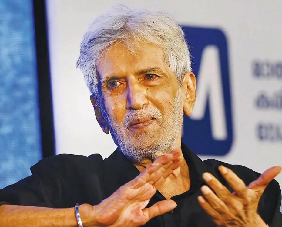 മാതൃഭൂമി സാഹിത്യപുരസ്ക്കാരം സമർപ്പിച്ചശേഷം എം. മുകുന്ദന്റെ പ്രസംഗംകേട്ട് കൈയടിക്കുന്ന മേതിൽ രാധാകൃഷ്ണൻ