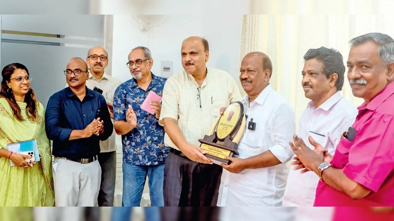 സ്ഥാനമൊഴിഞ്ഞ കശുവണ്ടി വികസന കോർപ്പറേഷൻ ചെയർമാൻ എസ്. ജയമോഹന് മാനേജിങ് ഡയറക്ടർ കെ. സുനിൽ ജോൺ മെമെന്റോ നൽകുന്നു