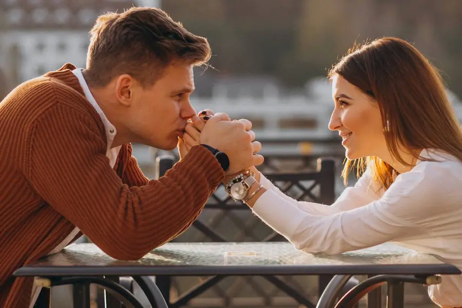 പ്രണയത്തിന്റെ ആദ്യ നാളുകളിൽ അവർ നൽകുന്ന ചെറിയ പരിഗണന പോലും വലിയ കാര്യമായി തോന്നാം