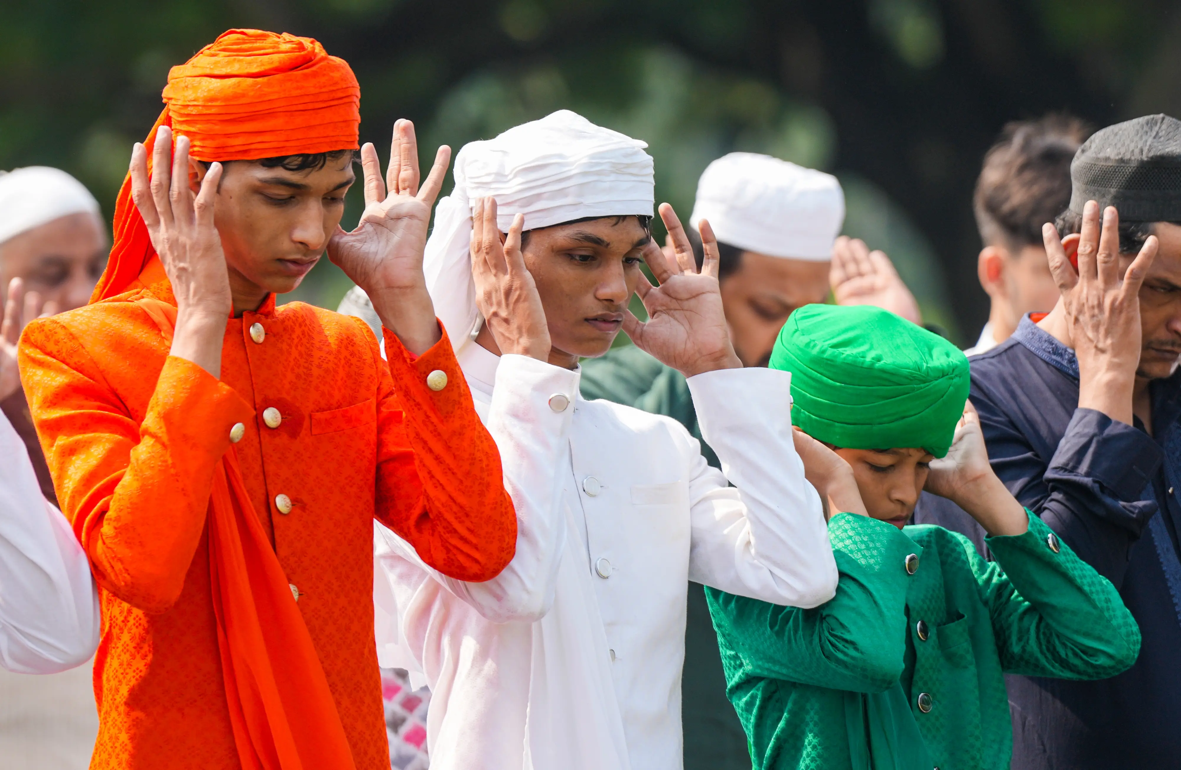 People offer 'namaz' on the occasion of 'Eid-ul-Azha' festival, at Indira Gandhi Sarani in Kolkata. Photo: PTI