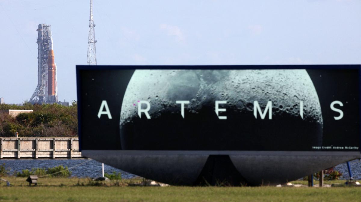 Artemis II: NASA moves SLS rocket and Orion to launch pad for April window