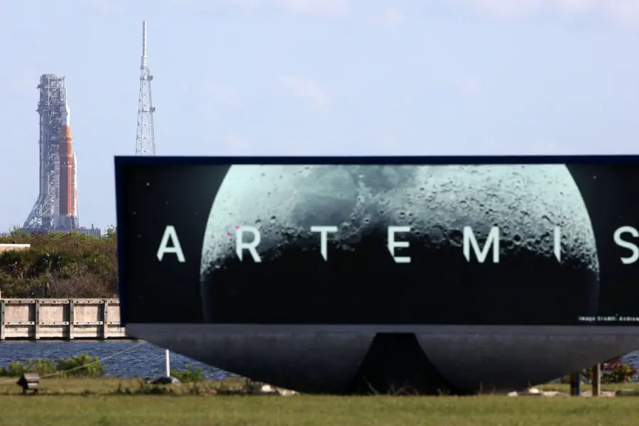 Artemis II: NASA moves SLS rocket and Orion to launch pad for April window