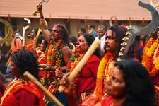 ചെമ്പട്ടുടുത്ത് വാളും ചിലമ്പും കിലുക്കി കാവുതീണ്ടാനെത്തുന്നവർ…