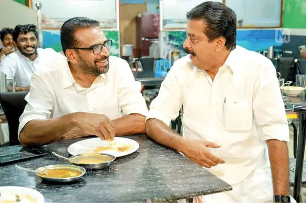 ചെറുതോണിയിലെ ഹോട്ടലിൽ തിരഞ്ഞെടുപ്പുവിശേഷം പങ്കുവെക്കുന്ന റോഷി അഗസ്റ്റിനും റോയ് കെ. പൗലോസും