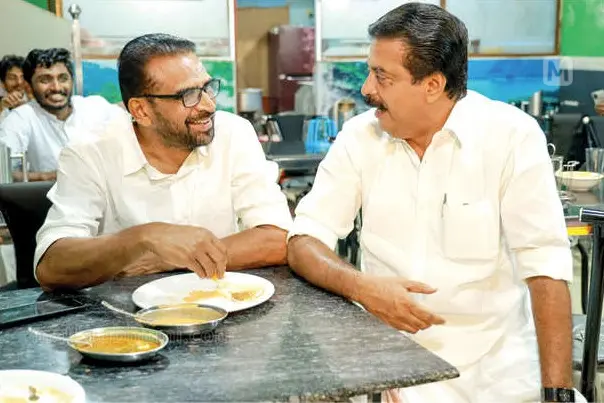 സൗഹൃദത്തിന് എന്ത് രാഷ്ട്രീയം; ഹോട്ടലിൽ രാത്രി കൊച്ചുവർത്തമാനവുമായി റോഷിയും റോയിയും