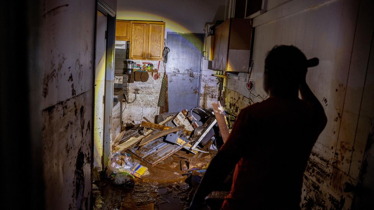 Hawaii floods cut power to 2,000 as worst flooding in over 20 years hits islands