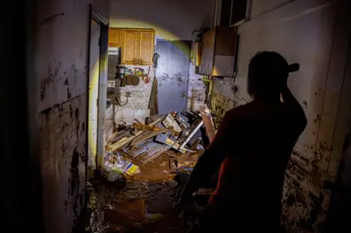 Hawaii floods cut power to 2,000 as worst flooding in over 20 years hits islands