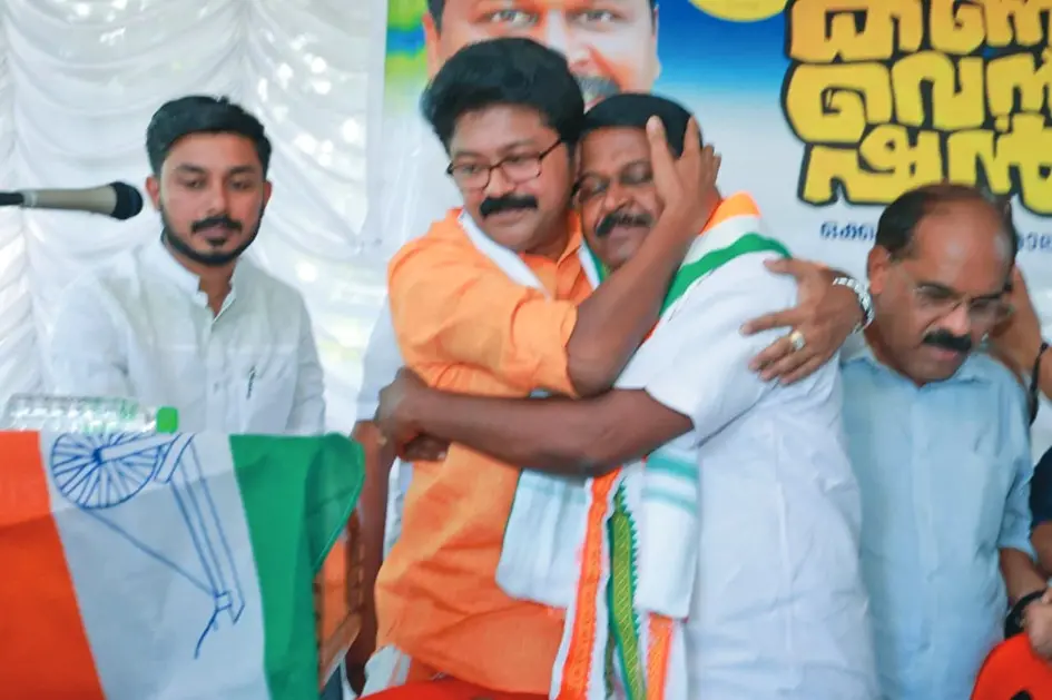 • ഒക്കൽ മണ്ഡലം യു.ഡി.എഫ്. കൺവെൻഷനിൽ സ്ഥാനാർഥി മനോജ് മൂത്തേടനെ ആശ്ലേഷിക്കുന്ന എൽദോസ് കുന്നപ്പിള്ളി എം.എൽ.എ.