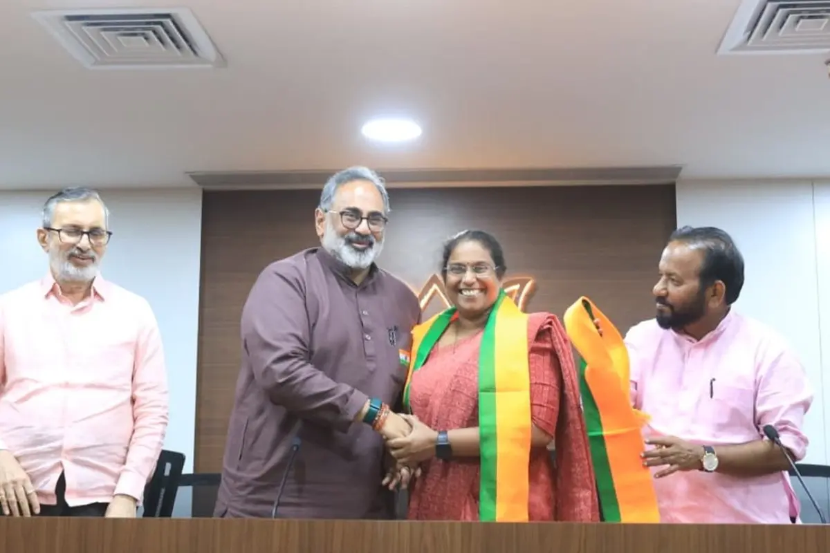 സ്മിത സുന്ദരേശനെ സംസ്ഥാന അധ്യക്ഷൻ രാജീവ് ചന്ദ്രശേഖരൻ ബിജെപിയിലേക്ക് സ്വീകരിക്കുന്നു | Photo: Facebook/ BJP Keralam