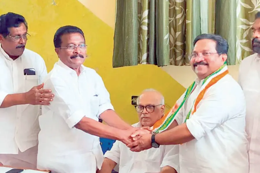 പുനലൂരിൽ കോൺഗ്രസ് വിമതസ്ഥാനാർഥിയായി നിശ്ചയിച്ചിരുന്ന നെൽസൺ സെബാസ്റ്റ്യൻ സ്ഥാനാർഥിത്വത്തിൽനിന്നു മാറിയശേഷം യു.ഡി.എഫ്.സ്ഥാനാർഥി നൗഷാദ് യൂനുസിന് ഹസ്തദാനം നടത്തുന്നു