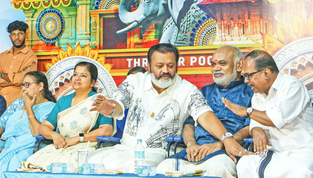 തൃശ്ശൂര് പൂരം പ്രദര്ശനോദ്ഘാടനവേദിയില് കേന്ദ്രമന്ത്രി സുരേഷ്ഗോപിയും കൊച്ചിന് ദേവസ്വം ബോര്ഡ് പ്രസിഡന്റ് കെ. രവീന്ദ്രനും തമ്മില് പാചകവാതകപ്രതിസന്ധിയെക്കുറിച്ച് പ്രസംഗത്തിനിടെയുണ്ടായ തര്ക്കത്തിനൊടുവില് വേദിയില് വീണ്ടും സംസാരിക്കുന്നു. ജില്ലാപഞ്ചായത്ത് പ്രസിഡന്റ് മേരി തോമസ്, മേയര് ഡോ. നിജി ജസ്റ്റിന്, പാറമേക്കാവ് ദേവസ്വം സെക്രട്ടറി ജി. രാജേഷ് എന്നിവര് സമീപം