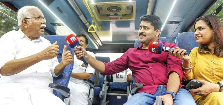 മാതൃഭൂമി ഇലക്ഷൻ ബസിൽ കോന്നിയിൽനിന്ന് കയറിയ മുതിർന്ന കോൺഗ്രസ് നേതാവ് പി.ജെ. കുര്യൻ, മാതൃഭൂമി ന്യൂസ് ഡെപ്യൂട്ടി ന്യൂസ് എഡിറ്റർ അഭിലാഷ് മോഹനന്റെയും അസി.ന്യൂസ് എഡിറ്റർ ശ്രീജ ശ്യാമിന്റെയും ചോദ്യത്തിന് മറുപടി പറയുന്നു