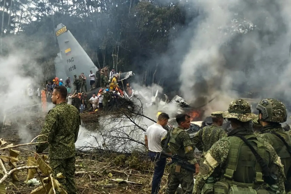 File: Soldiers and rescuers near an Air Force Hercules emitting thick smoke after the aircraft crashed during takeoff in Puerto Leguizamo, Colombia | Photo: AFP