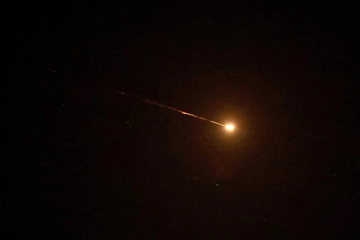 A rocket trail is seen in the sky above the Israeli coastal city of Netanya amid a fresh barrage of Iranian missile attacks | Photo: AFP