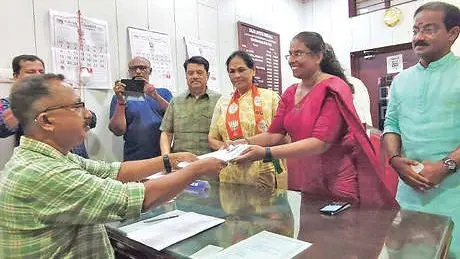 വർക്കലയിലെ എൻ.ഡി.എ. സ്ഥാനാർഥി സ്മിത സുന്ദരേശൻ നാമനിർദേശപത്രിക സമർപ്പിക്കുന്നു