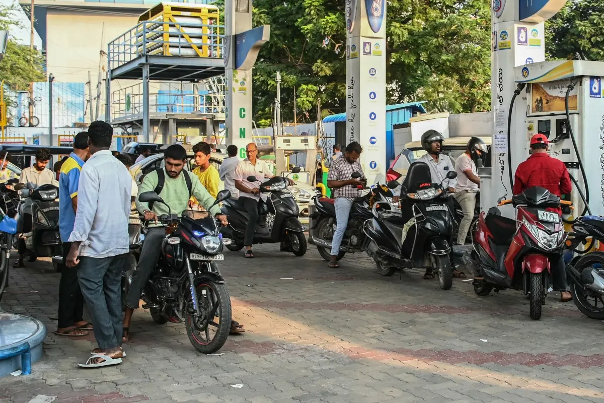 People queue to refuel at a petrol station in Hyderabad | Photo: AFP