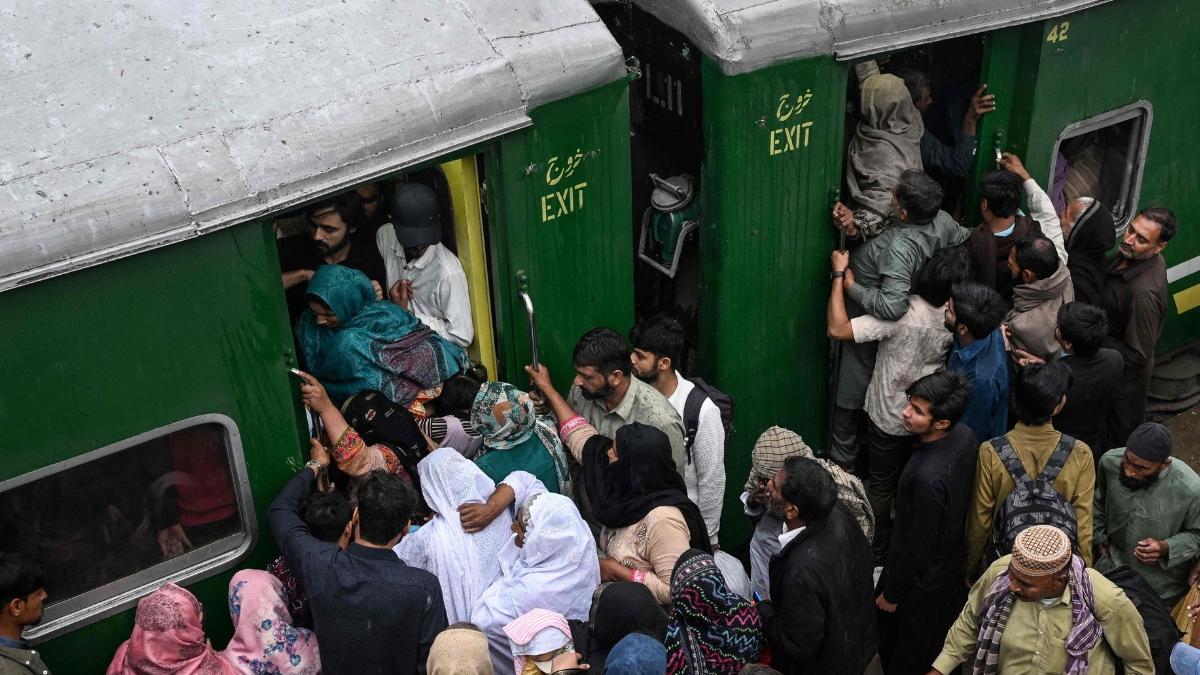 Pakistan train derailment: 25 injured after Tezgam Express accident