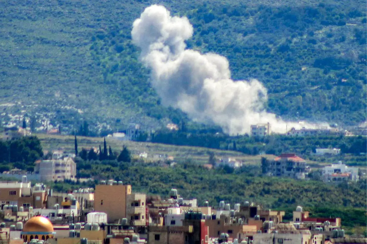 Smoke rises from the site of Israeli bombardment on the southern Lebanese village of Qlaileh as seen from the nearby city of Tyre | Photo: AFP